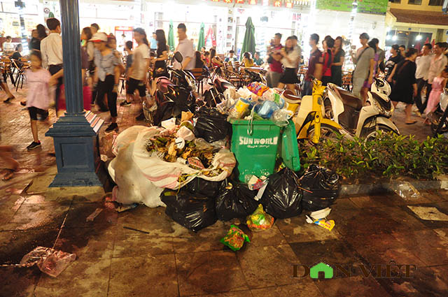 Hạ Long ngập rác sau đêm hội Carnaval Hạ Long ngập rác sau đêm hội Carnaval